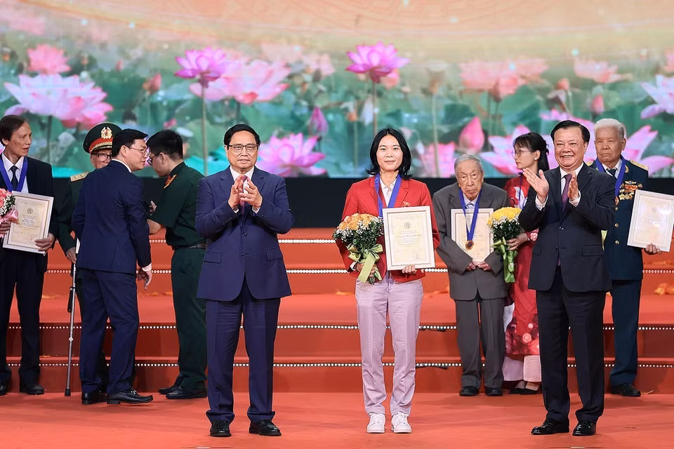 Thủ tướng Phạm Minh Chính và Bí thư Thành ủy Hà Nội Đinh Tiến Dũng trao danh hiệu Công dân Thủ đô Ưu tú năm 2023 cho vận động viên Phạm Hải Yến, Bộ môn Bóng đá, Trung tâm Huấn luyện và Thi đấu Thể dục Thể thao Hà Nội. (Ảnh: Dương Giang/TTXVN)
