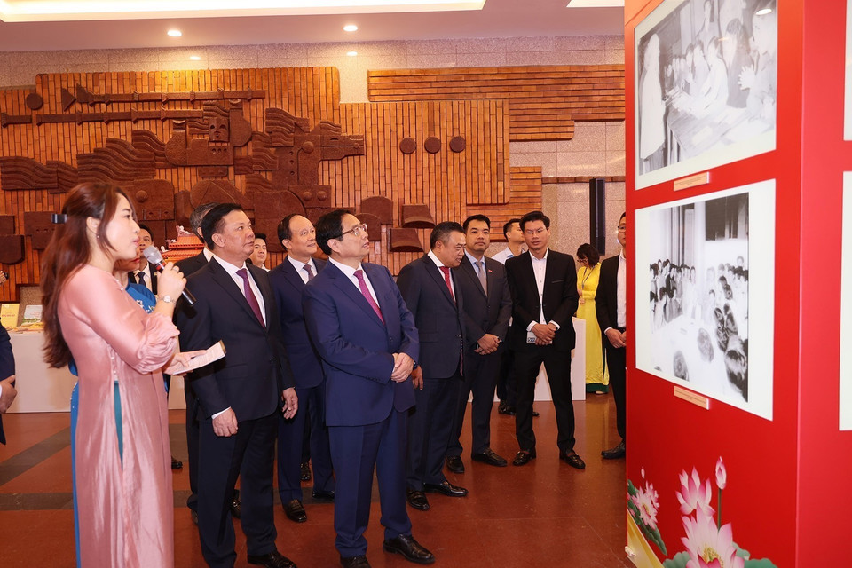 Thủ tướng Phạm Minh Chính cùng các đại biểu tham quan triển lãm ảnh Hà Nội ngàn hoa dâng Bác. (Ảnh: Dương Giang/TTXVN)