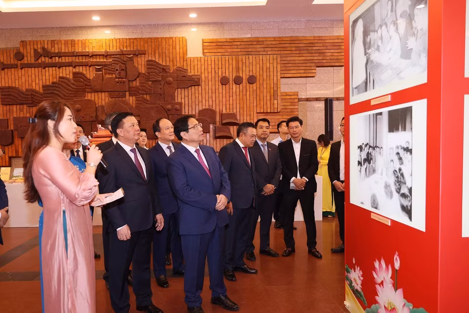 Thủ tướng Phạm Minh Chính cùng các đại biểu tham quan triển lãm ảnh Hà Nội ngàn hoa dâng Bác. (Ảnh: Dương Giang/TTXVN)