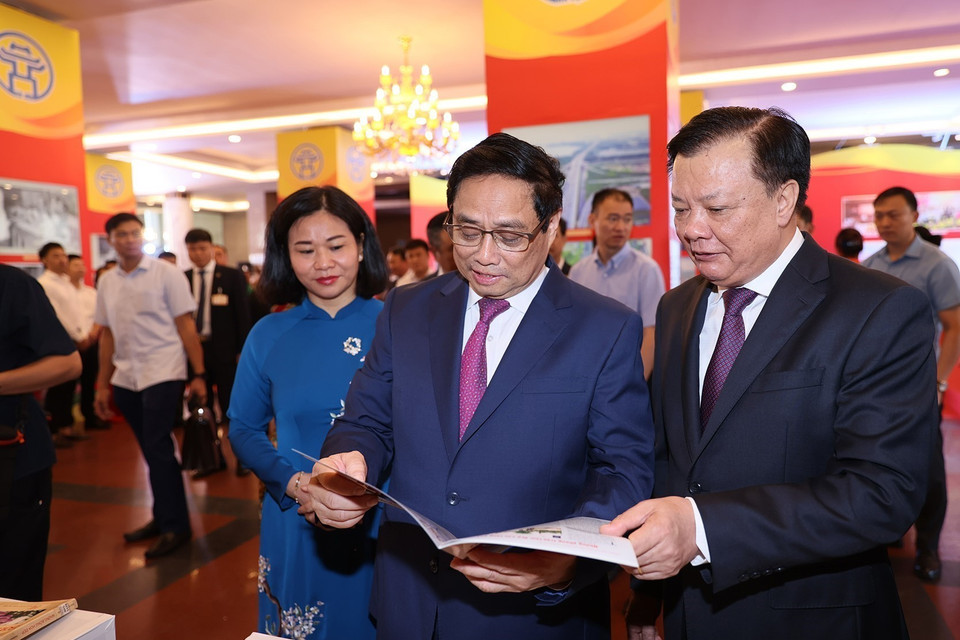 Thủ tướng Phạm Minh Chính cùng các đại biểu tham quan trưng bày sách Những bông hoa đẹp. (Ảnh: Dương Giang/TTXVN)