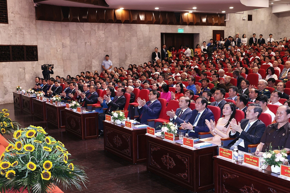 Thủ tướng Phạm Minh Chính và các đại biểu dự Hội nghị biểu dương điển hình tiên tiến, người tốt, việc tốt, vinh danh “Công dân Thủ đô Ưu tú” năm 2023. (Ảnh: Dương Giang/TTXVN)