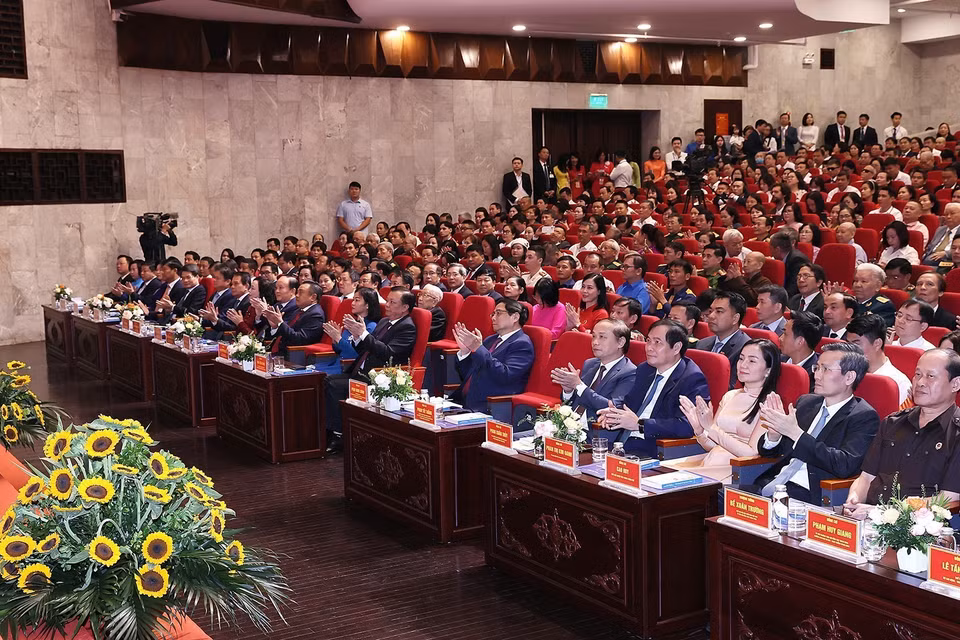 Thủ tướng Phạm Minh Chính và các đại biểu dự Hội nghị biểu dương điển hình tiên tiến, người tốt, việc tốt, vinh danh “Công dân Thủ đô Ưu tú” năm 2023. (Ảnh: Dương Giang/TTXVN)