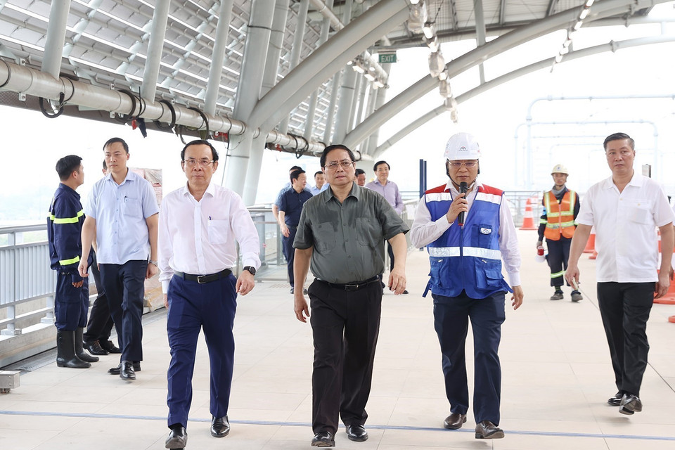 Thủ tướng Phạm Minh Chính đi kiểm tra tiến độ Dự án xây dựng tuyến đường sắt đô thị số 1 (Bến Thành-Suối Tiên). (Ảnh: Dương Giang/TTXVN)