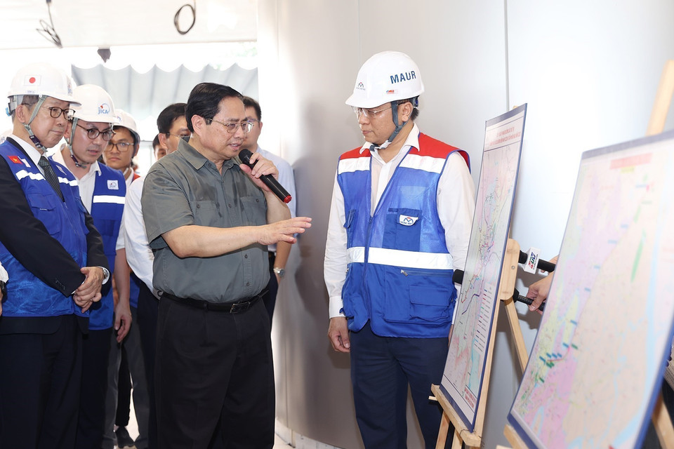 Thủ tướng Phạm Minh Chính kiểm tra tiến độ Dự án xây dựng tuyến đường sắt đô thị số 1 (Bến Thành-Suối Tiên). (Ảnh: Dương Giang/TTXVN)