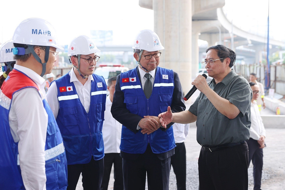 Thủ tướng Phạm Minh Chính trao đổi với đơn vị thi công Dự án xây dựng tuyến đường sắt đô thị số 1 (Bến Thành-Suối Tiên). (Ảnh: Dương Giang/TTXVN)