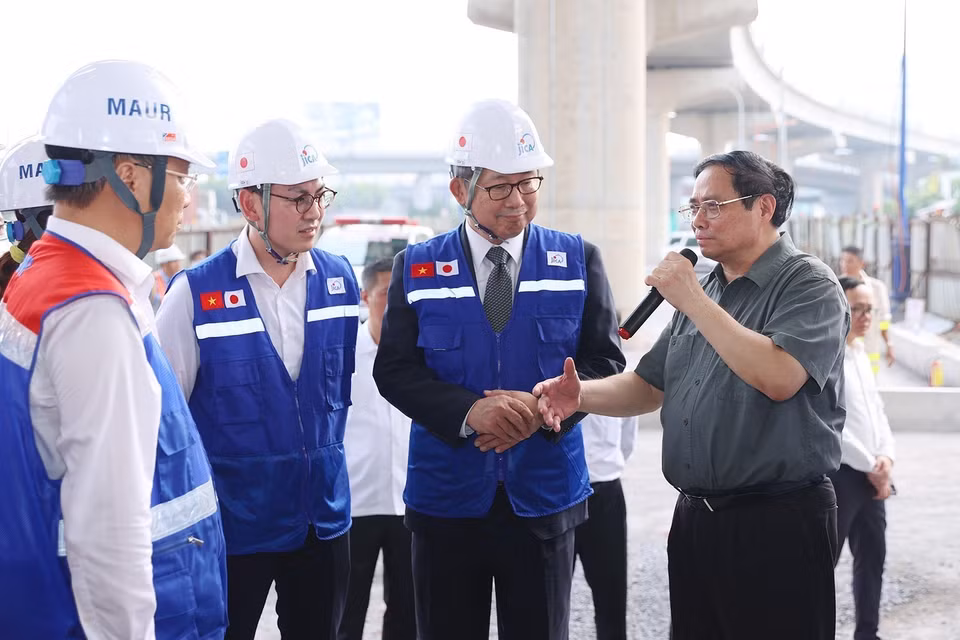 Thủ tướng Phạm Minh Chính trao đổi với đơn vị thi công Dự án xây dựng tuyến đường sắt đô thị số 1 (Bến Thành-Suối Tiên). (Ảnh: Dương Giang/TTXVN)