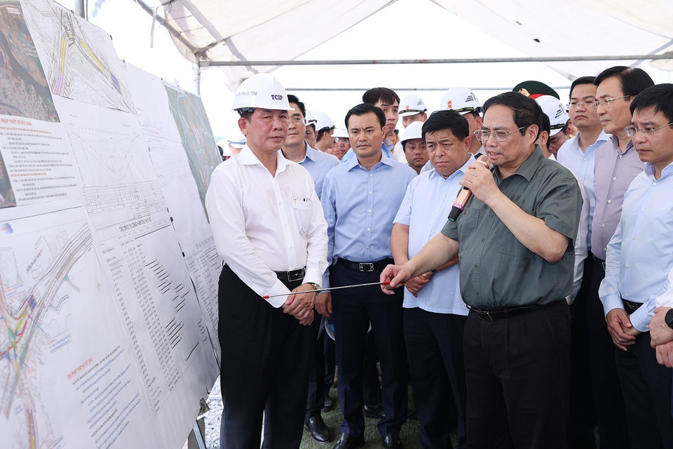 Thủ tướng Phạm Minh Chính kiểm tra công trình thi công nút giao thông An Phú, thành phố Thủ Đức. (Ảnh: Dương Giang/TTXVN)