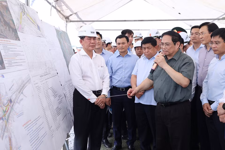 Thủ tướng Phạm Minh Chính kiểm tra công trình thi công nút giao thông An Phú, thành phố Thủ Đức. (Ảnh: Dương Giang/TTXVN)