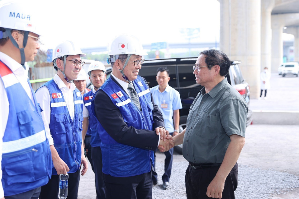 Thủ tướng Phạm Minh Chính kiểm tra tiến độ Dự án xây dựng tuyến đường sắt đô thị số 1 (Bến Thành-Suối Tiên). (Ảnh: Dương Giang/TTXVN)