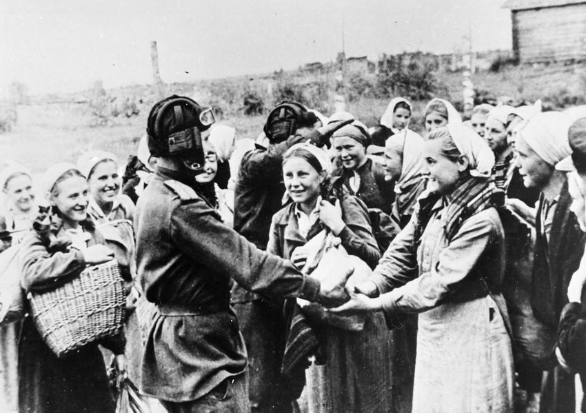 Ngọn cờ hòa bình được nêu cao từ Cách mạng Tháng Mười, được Liên Xô kế tục, là nhân tố có vai trò quyết định nhất tiêu diệt chủ nghĩa phát xít trong Chiến tranh thế giới thứ hai, cứu loài người thoát khỏi sự thống trị của chủ nghĩa phát xít. Trong ảnh: Nhân dân vùng Smolensk cảm ơn các chiến sỹ Hồng quân Liên Xô đã giải phóng họ khỏi áp bức của phátxít Đức. (Ảnh: Tư liệu TTXVN)