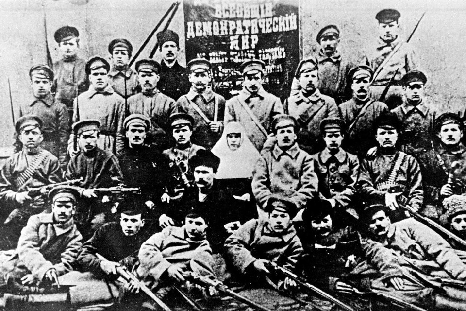 Đội Cận vệ Đỏ đầu tiên của nhà máy Tam giác ở thành phố Petrograd năm 1917. (Ảnh: Tư liệu TTXVN)