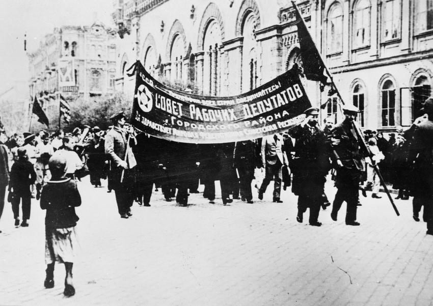 Nhân dân đổ về Quảng trường Kiev trong những ngày đầu Cách mạng năm 1917. (Ảnh: Tư liệu TTXVN)