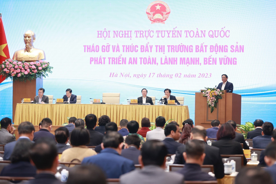 Thủ tướng Phạm Minh Chính chủ trì Hội nghị trực tuyến toàn quốc về tháo gỡ và thúc đẩy thị trường bất động sản phát triển an toàn, lành mạnh, bền vững. (Ảnh: Dương Giang/TTXVN)