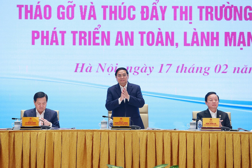 Sáng 17/2, tại Hà Nội, Thủ tướng Phạm Minh Chính chủ trì Hội nghị trực tuyến toàn quốc về tháo gỡ và thúc đẩy thị trường bất động sản phát triển an toàn, lành mạnh, bền vững. (Ảnh: Dương Giang/TTXVN)