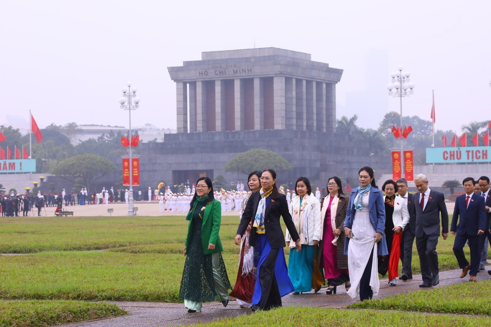 Sau khi vào Lăng viếng Chủ tịch Hồ Chí Minh, các đại biểu Quốc hội sang dự Kỳ họp bất thường lần thứ hai, Quốc hội khóa XV tại Hội trường Diên Hồng, Nhà Quốc hội. (Ảnh: Văn Điệp/TTXVN)