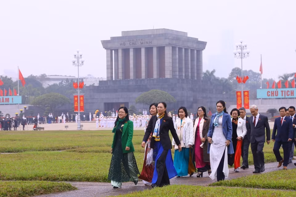 Sau khi vào Lăng viếng Chủ tịch Hồ Chí Minh, các đại biểu Quốc hội sang dự Kỳ họp bất thường lần thứ hai, Quốc hội khóa XV tại Hội trường Diên Hồng, Nhà Quốc hội. (Ảnh: Văn Điệp/TTXVN)