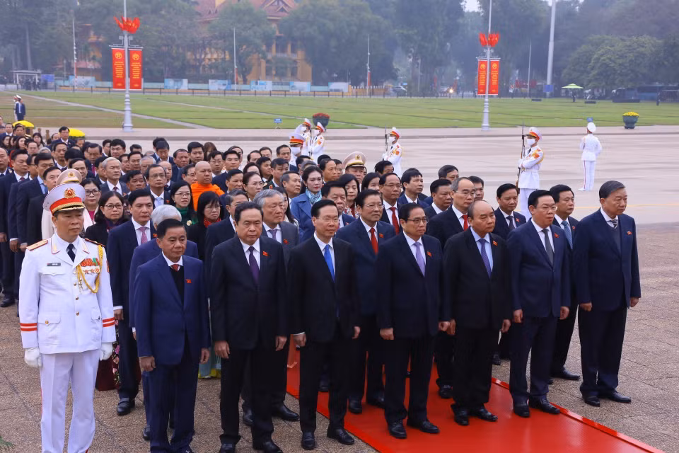 Chủ tịch nước Nguyễn Xuân Phúc, Thủ tướng Chính phủ Phạm Minh Chính, Chủ tịch Quốc hội Vương Đình Huệ dẫn đầu Đoàn đại biểu vào Lăng viếng Chủ tịch Hồ Chí Minh. (Ảnh: Văn Điệp/TTXVN)