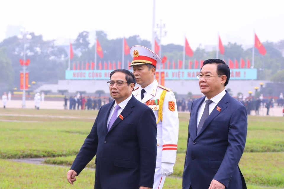 Sau khi vào Lăng viếng Chủ tịch Hồ Chí Minh, Chủ tịch Quốc hội Vương Đình Huệ, Thủ tướng Phạm Minh Chính cùng các đại biểu Quốc hội sang dự Kỳ họp bất thường lần thứ hai, Quốc hội khóa XV tại Hội trường Diên Hồng, Nhà Quốc hội. (Ảnh: Văn Điệp/TTXVN)