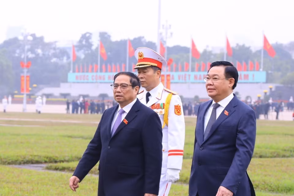 Sau khi vào Lăng viếng Chủ tịch Hồ Chí Minh, Chủ tịch Quốc hội Vương Đình Huệ, Thủ tướng Phạm Minh Chính cùng các đại biểu Quốc hội sang dự Kỳ họp bất thường lần thứ hai, Quốc hội khóa XV tại Hội trường Diên Hồng, Nhà Quốc hội. (Ảnh: Văn Điệp/TTXVN)