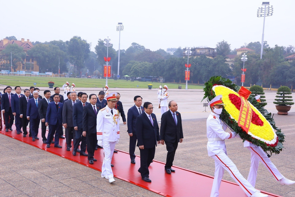 Hình ảnh Chủ tịch nước Nguyễn Xuân Phúc, Thủ tướng Chính phủ Phạm Minh Chính, Chủ tịch Quốc hội Vương Đình Huệ dẫn đầu Đoàn đại biểu vào Lăng viếng Chủ tịch Hồ Chí Minh. (Ảnh: Văn Điệp/TTXVN)
