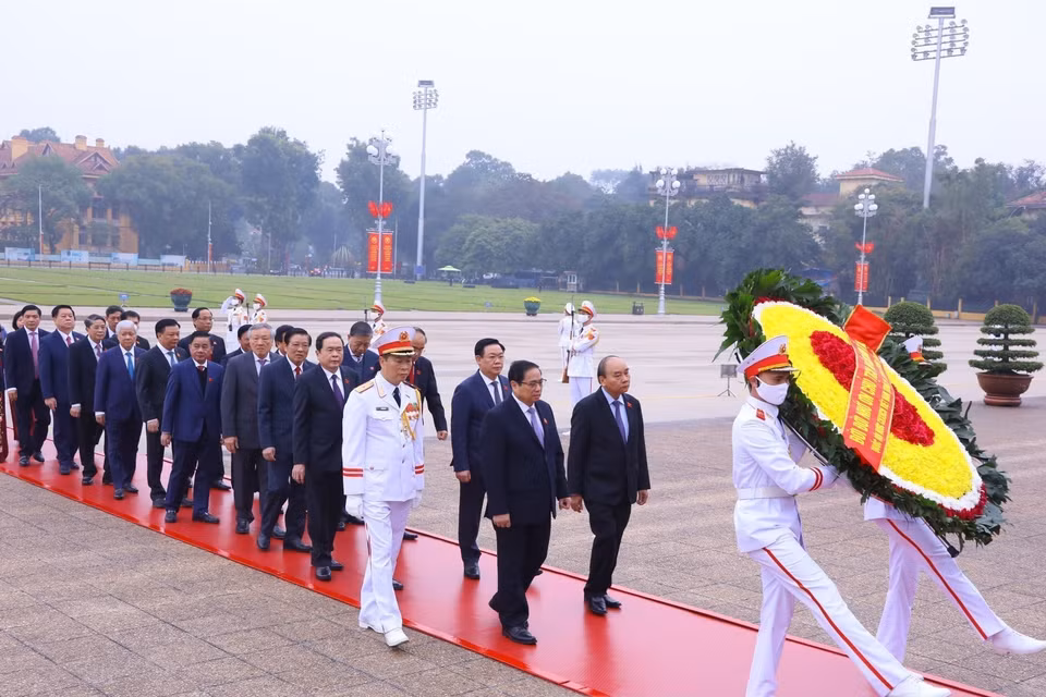 Hình ảnh Chủ tịch nước Nguyễn Xuân Phúc, Thủ tướng Chính phủ Phạm Minh Chính, Chủ tịch Quốc hội Vương Đình Huệ dẫn đầu Đoàn đại biểu vào Lăng viếng Chủ tịch Hồ Chí Minh. (Ảnh: Văn Điệp/TTXVN)