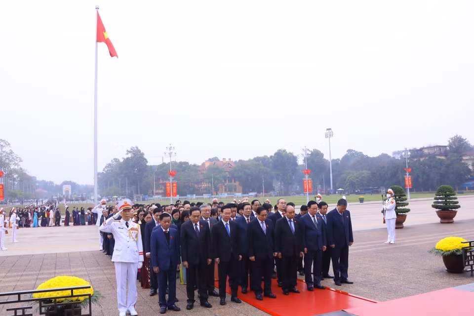 Lãnh đạo Đảng, Nhà nước, Mặt trận Tổ quốc Việt Nam và các đại biểu Quốc hội vào Lăng viếng Chủ tịch Hồ Chí Minh. 
