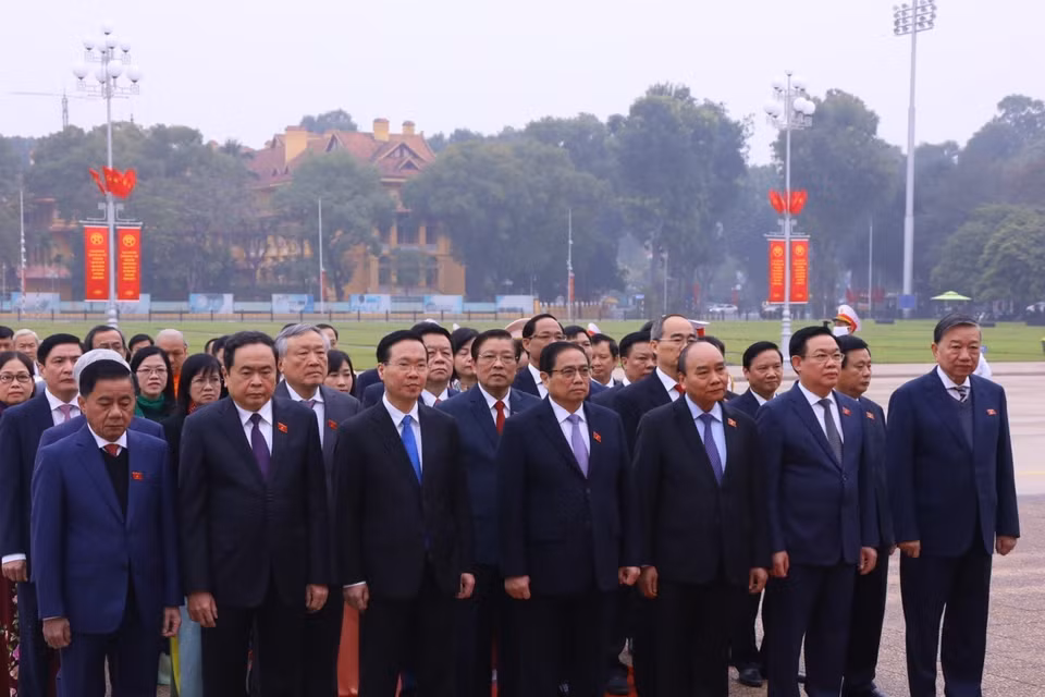 Trước phiên khai mạc kỳ họp bất thường lần 2, Quốc hội khóa XV, Chủ tịch nước Nguyễn Xuân Phúc, Thủ tướng Chính phủ Phạm Minh Chính, Chủ tịch Quốc hội Vương Đình Huệ dẫn đầu Đoàn đại biểu vào Lăng viếng Chủ tịch Hồ Chí Minh. (Ảnh: Văn Điệp/TTXVN)