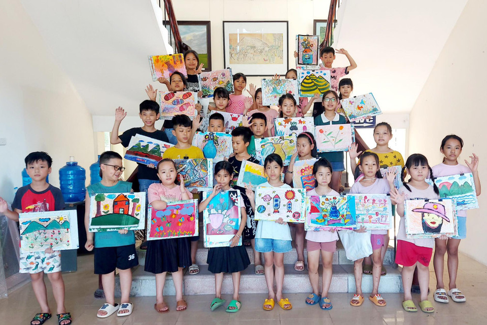 Lớp vẽ miễn phí thể hiện sự kế tiếp truyền thống hội họa của làng họa sỹ Cổ Đô, là nơi khơi dậy và vun trồng những mầm non hội họa cho quê hương, đất nước.(Nguồn: Vietnam+)
