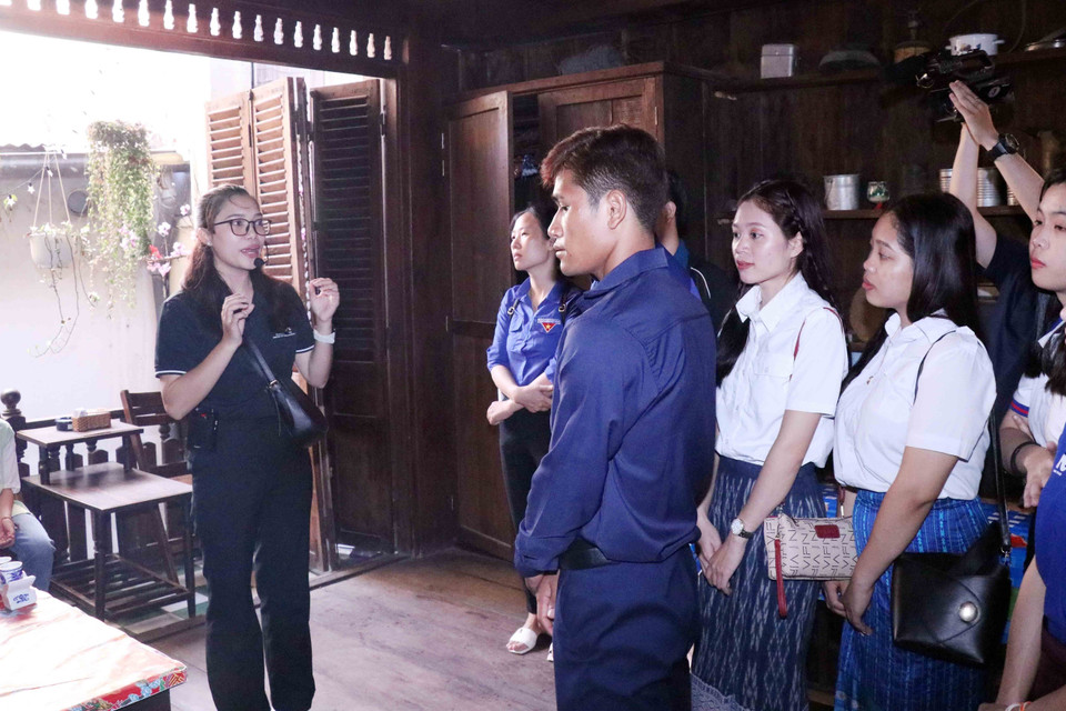 Các lưu học sinh Lào, Campuchia nghe giới thiệu về lực lượng Biệt động Sài Gòn. (Ảnh: Xuân Khu/TTXVN)