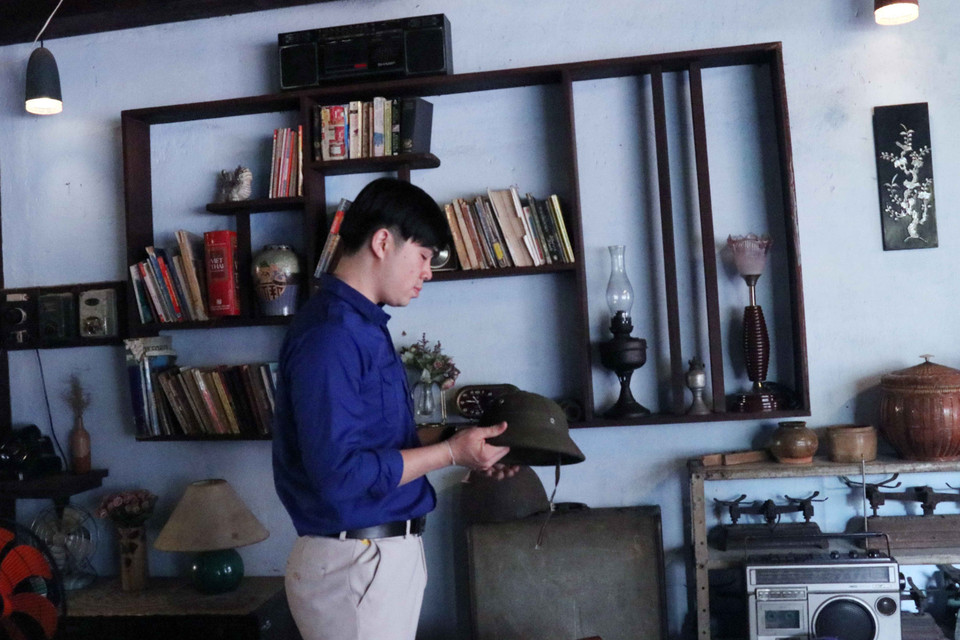 Lưu học sinh Lào tìm hiểu những kỷ vật từ 50 năm trước. (Ảnh: Xuân Khu/TTXVN)