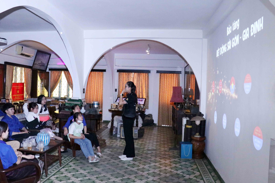 Các lưu học sinh Lào, Campuchia xem phim tư liệu về lực lượng Biệt động Sài Gòn-Gia Định tại Bảo tàng lực lượng Biệt động Sài Gòn. (Ảnh: Xuân Khu/TTXVN)