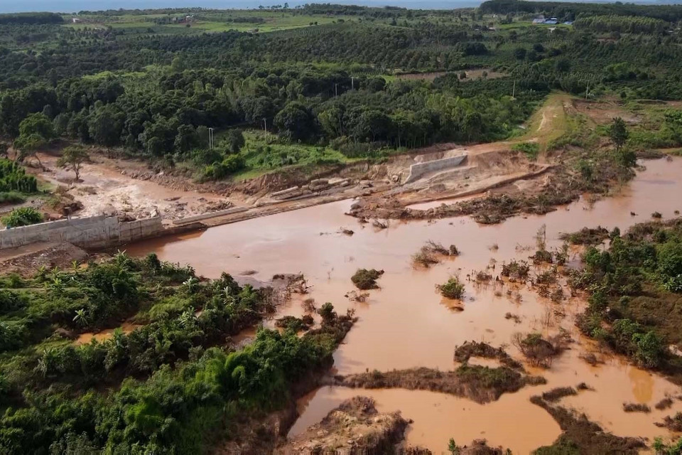 Do ảnh hưởng của cơn bão số 4, tại huyện Chư Prông (Gia Lai) có mưa lớn khiến lưu lượng nước đổ về đột ngột, tốc độ dòng chảy cao đã làm vỡ gần như hoàn toàn thân đập dài gần 100m, cao 4m của Thủy điện Ia Glae 2 đang được xây dựng trên suối Ia Glae thuộc địa bàn 2 xã Ia Ga và Ia Vê. (Ảnh: Hoài Nam/TTXVN)