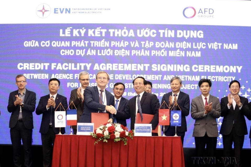 Phó Tổng giám đốc Tập đoàn Điện lực Việt Nam (EVN) Nguyễn Xuân Nam và Giám đốc Cơ quan Phát triển Pháp (AFD) tại Việt Nam Herve Conan ký kết Thỏa ước tín dụng cho khoản vay ưu đãi không bảo lãnh Chính phủ trị giá 80 triệu euro cho Dự án lưới điện phân phối miền Nam do Tổng Công ty Điện lực miền Nam làm chủ đầu tư. (Ảnh: TTXVN)