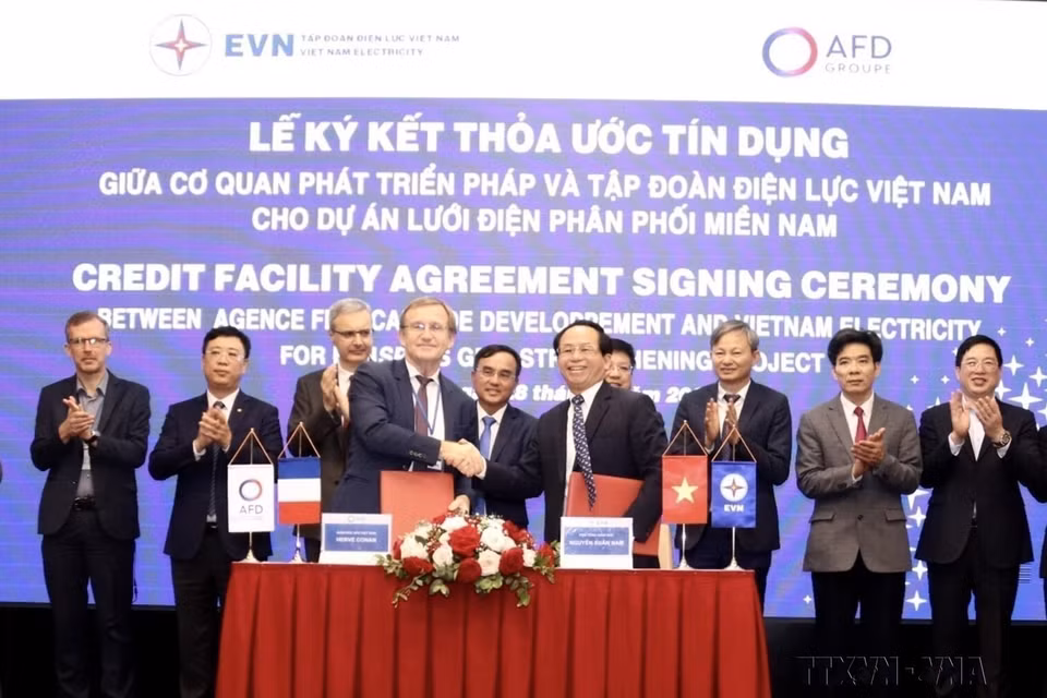 Phó Tổng giám đốc Tập đoàn Điện lực Việt Nam (EVN) Nguyễn Xuân Nam và Giám đốc Cơ quan Phát triển Pháp (AFD) tại Việt Nam Herve Conan ký kết Thỏa ước tín dụng cho khoản vay ưu đãi không bảo lãnh Chính phủ trị giá 80 triệu euro cho Dự án lưới điện phân phối miền Nam do Tổng Công ty Điện lực miền Nam làm chủ đầu tư. (Ảnh: TTXVN)