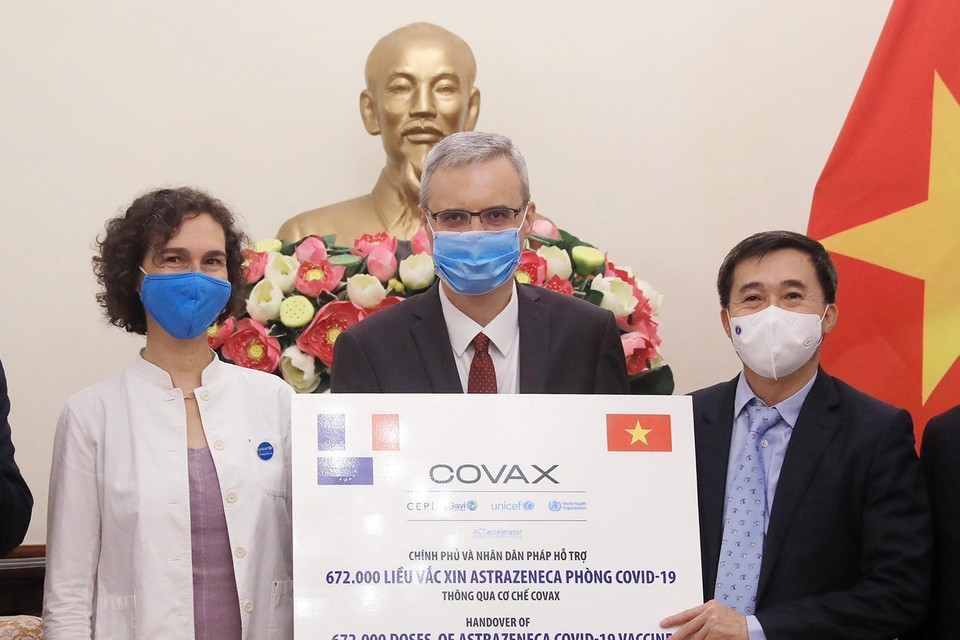Thứ trưởng Bộ Y tế Trần Văn Thuấn tiếp nhận tượng trưng 672.000 liều vaccine AstraZeneca do Chính phủ và nhân dân Pháp ủng hộ (Hà Nội, 14/9/2021). (Ảnh: Lâm Khánh/TTXVN)