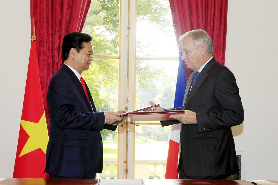 Trong chuyến thăm chính thức Cộng hoà Pháp từ ngày 24-26/9/2013, ngày 25/9, tại Paris, Thủ tướng Nguyễn Tấn Dũng và Thủ tướng Jean-Marc Ayrault ký Tuyên bố chung về Quan hệ Đối tác chiến lược Việt Nam-Pháp. (Ảnh: Đức Tám/TTXVN)