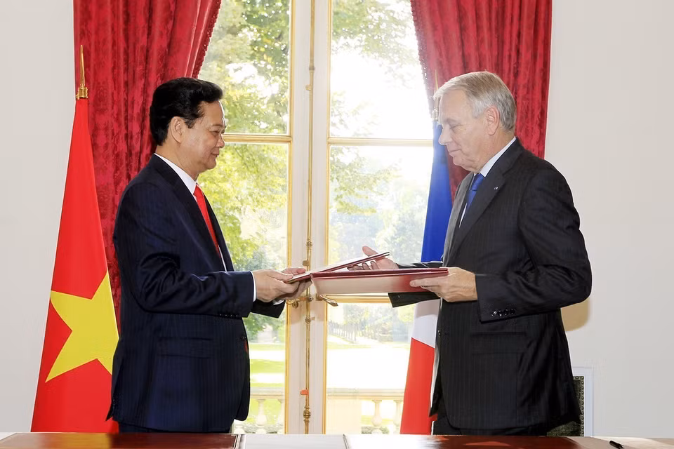 Trong chuyến thăm chính thức Cộng hoà Pháp từ ngày 24-26/9/2013, ngày 25/9, tại Paris, Thủ tướng Nguyễn Tấn Dũng và Thủ tướng Jean-Marc Ayrault ký Tuyên bố chung về Quan hệ Đối tác chiến lược Việt Nam-Pháp. (Ảnh: Đức Tám/TTXVN)