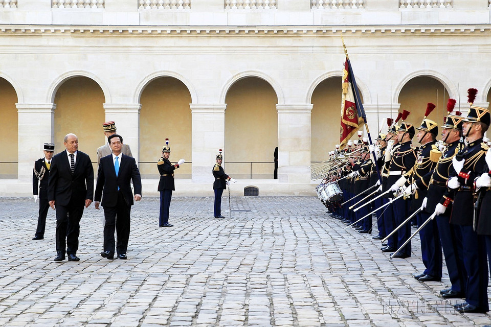 Lễ đón Thủ tướng Nguyễn Tấn Dũng thăm chính thức Cộng hoà Pháp từ 24-26/9/2013 được tổ chức trọng thể tại Điện Invalides (Paris, 24/9/2013). (Ảnh: Đức Tám/TTXVN)