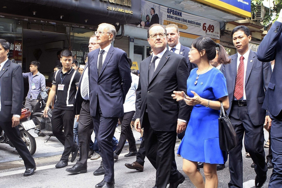 Tổng thống Pháp Francois Hollande đi bộ tham quan phố cổ Hà Nội trong chuyến thăm cấp Nhà nước tới Việt Nam, chiều 6/9/2016. (Ảnh: Phạm Kiên/TTXVN)