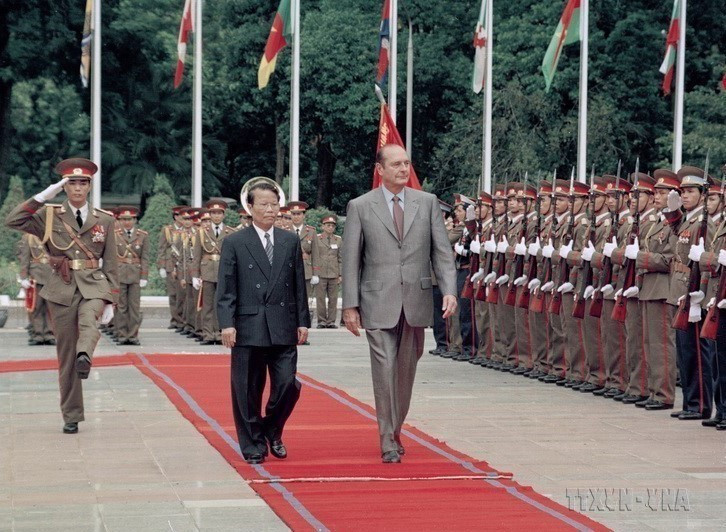 Chủ tịch nước Trần Đức Lương chủ trì Lễ đón Tổng thống Pháp Jacques Chirac thăm chính thức Việt Nam và dự Hội nghị Cấp cao Diễn đàn Á-Âu lần thứ 5 (ASEM 5), từ ngày 6-8/10/2004. (Ảnh: Nguyễn Khang/TTXVN)