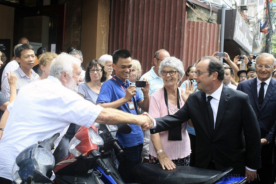 Tổng thống Pháp Francois Hollande gặp gỡ du khách quốc tế tại khu vực phố cổ Hà Nội trong chuyến thăm cấp Nhà nước tới Việt Nam, chiều 6/9/2016. (Ảnh: Phạm Kiên/TTXVN)