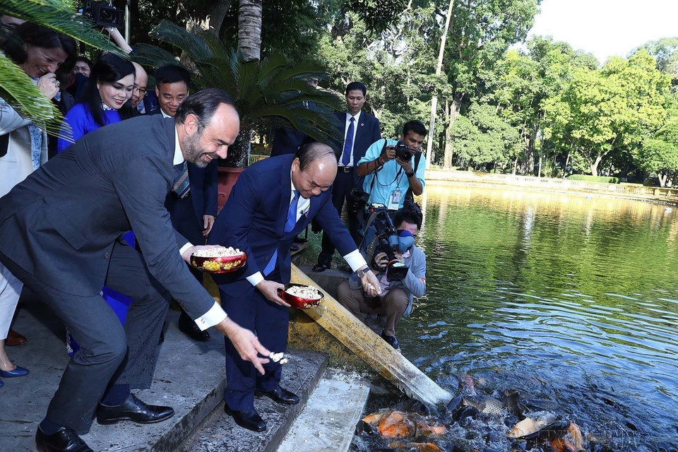 Thủ tướng Nguyễn Xuân Phúc cùng Thủ tướng Pháp Édouard Philippe thăm ao cá Bác Hồ tại Khu Di tích Chủ tịch Hồ Chí Minh tại Phủ Chủ tịch (2/11/2018). (Ảnh: Thống Nhất/TTXVN)