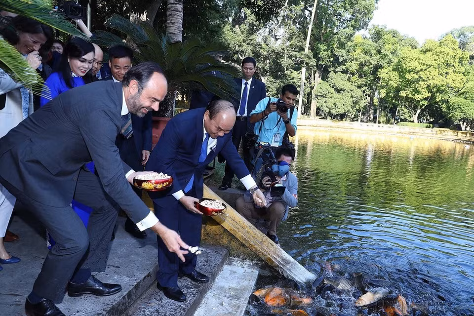 Thủ tướng Nguyễn Xuân Phúc cùng Thủ tướng Pháp Édouard Philippe thăm ao cá Bác Hồ tại Khu Di tích Chủ tịch Hồ Chí Minh tại Phủ Chủ tịch (2/11/2018). (Ảnh: Thống Nhất/TTXVN)