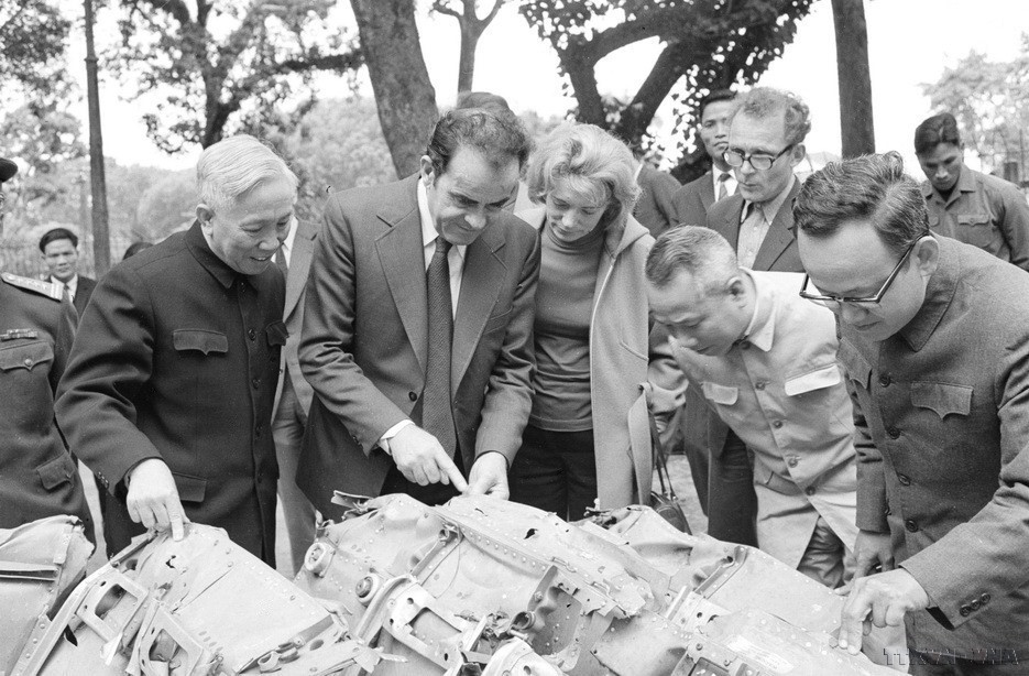 Sáng 12/11/1973, Tổng Bí thư Georges Marchais cùng Đoàn đại biểu Đảng Cộng sản Pháp đến xem xác máy bay B.52 của Mỹ bị quân và dân Hà Nội bắn rơi đêm 26/12/1972. (Ảnh: TTXVN)