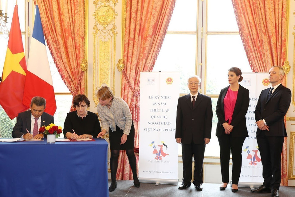 Tổng Bí thư Nguyễn Phú Trọng và Chủ tịch Quốc hội Pháp Francois de Rugy chứng kiến lễ ký Hợp đồng sửa chữa, đại tu động cơ giữa Việt Nam Airlines với Air France và Công ty Kỹ thuật máy bay Air France Industry, trong chuyến thăm chính thức Cộng hòa Pháp (Paris, 26/3/2018). (Ảnh: Trí Dũng/TTXVN)