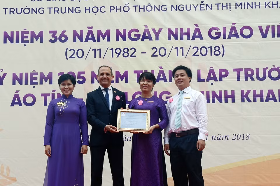 Ngày 19/11/2018, Tổng Lãnh sự Pháp tại Thành phố Hồ Chí Minh Vincent Floreani trao nhãn hiệu Label France Education “về chất lượng giảng dạy tiếng Pháp trong chương trình song ngữ tiếng Pháp cho đại diện Trường Trung học phổ thông Nguyễn Thị Minh Khai. (Ảnh: TTXVN phát)