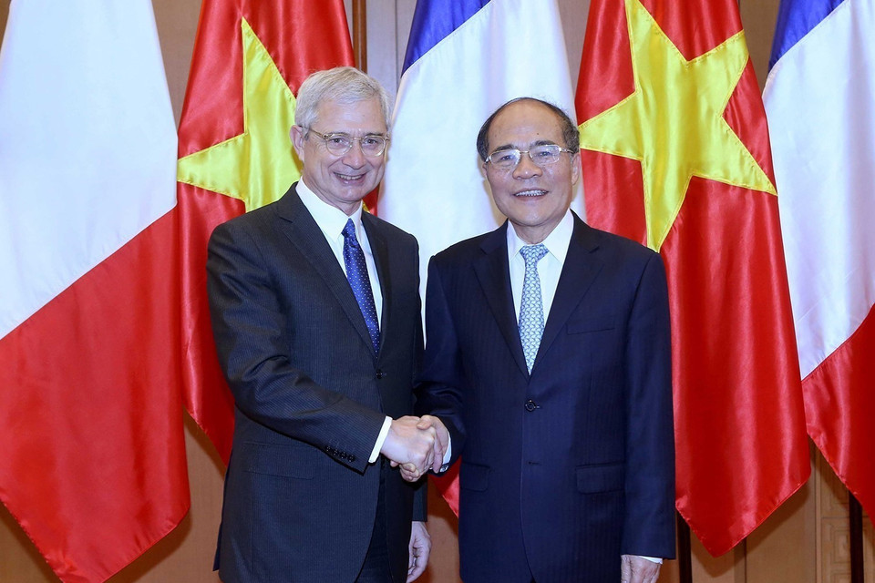 Chủ tịch Quốc hội Nguyễn Sinh Hùng đón và hội đàm với Chủ tịch Quốc hội Pháp Claude Bartolone thăm chính thức Việt Nam (Hà Nội, 18/3/2016). (Ảnh: Nhan Sáng/TTXVN)