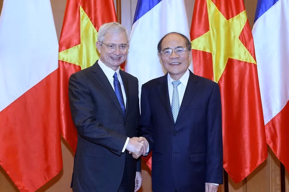 Chủ tịch Quốc hội Nguyễn Sinh Hùng đón và hội đàm với Chủ tịch Quốc hội Pháp Claude Bartolone thăm chính thức Việt Nam (Hà Nội, 18/3/2016). (Ảnh: Nhan Sáng/TTXVN)