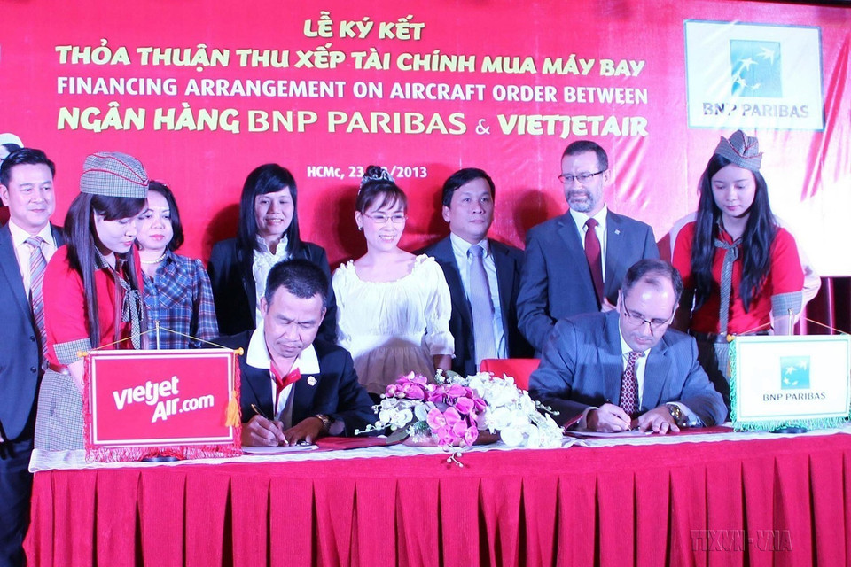 Lễ ký kết Thỏa thuận thu xếp tài chính mua máy bay giữa Hãng hàng không VietjetAir và Ngân hàng BNP Paribas của Pháp (Thành phố Hồ Chí Minh, 23/12/2013). (Nguồn: TTXVN phát)