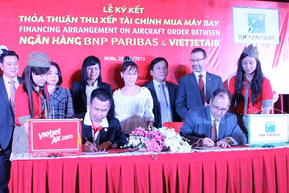 Lễ ký kết Thỏa thuận thu xếp tài chính mua máy bay giữa Hãng hàng không VietjetAir và Ngân hàng BNP Paribas của Pháp (Thành phố Hồ Chí Minh, 23/12/2013). (Nguồn: TTXVN phát)